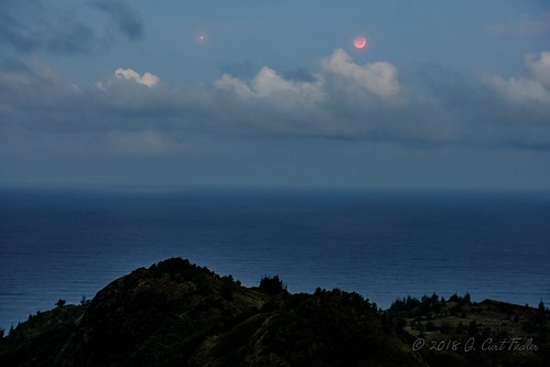 Dawn Lunar Eclipse | by umijin