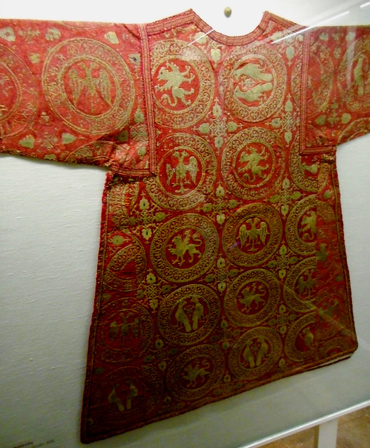 Tunic with gryphons, parrots, two-headed eagles - embroidered silk (Palerme, 13th century) - Museum of Treasure of the Cathedral at Anagni / Frosinone