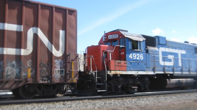 GTW 4926 moves rail cars along Harrison St in Neenah.