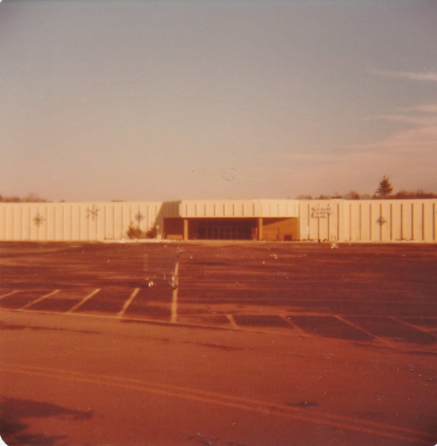 THE NEW HUDSON VALLEY MALL IN DEC 1981