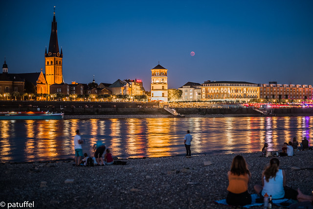 People enjoying the blood moon over Duesseldorf (Germany)