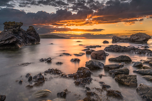 portsoy scotland vereinigteskönigreich gb sandend bay water sunset clouds stones rocks longexposure sea coast landscape seascape evening