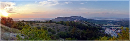 Sonnenuntergang in den Pollauer Bergen by Christoph Bieberstein, Abends auf dem Tafelberg (Tabulová / Stolová hora). Die untergehende Sonne taucht die Neumühltalsper