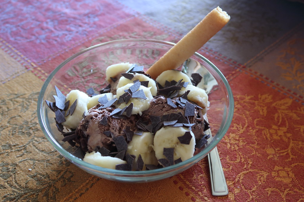 Schokoladeneis mit Bananenscheiben und zusätzlichen Schoko… | Flickr