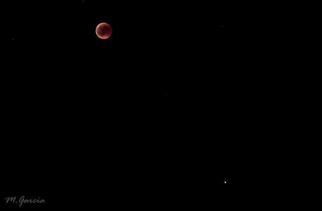 Luna eclipsada junto a Marte