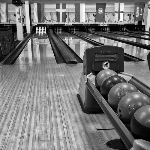 Bowling... #timleismann #makemoments #picoftheday #iphoneography #justgoshoot #chasinglight #handsinframe #vscodaily #toldwithexposure #bowling | by Tim Leismann