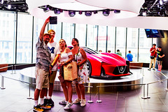 American family at NISSAN CROSSING, Ginza, Tokyo : NISSAN CROSSINGのアメリカ人家族（東京銀座四丁目）