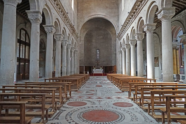 La nef de la cathédrale San Lorenzo (Viterbe, Italie)