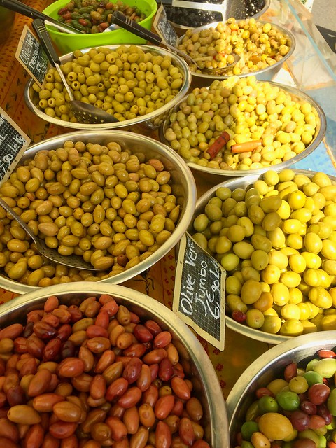 Marché d'Apt, Luberon. olives