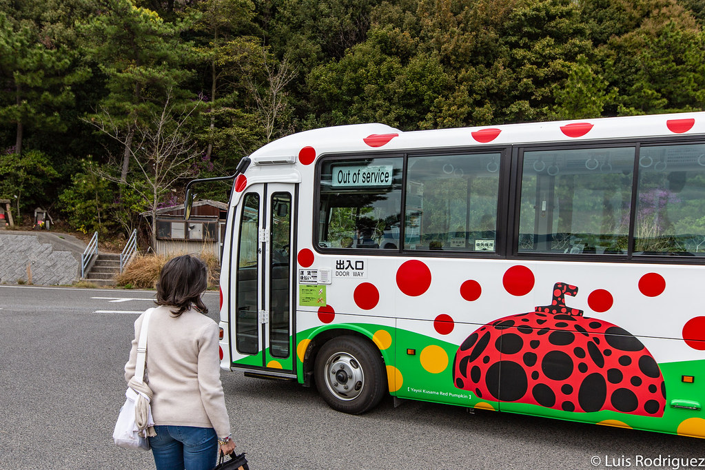 Autobús de Naoshima decorado con motivos de una de las calabazas de Yayoi Kusama