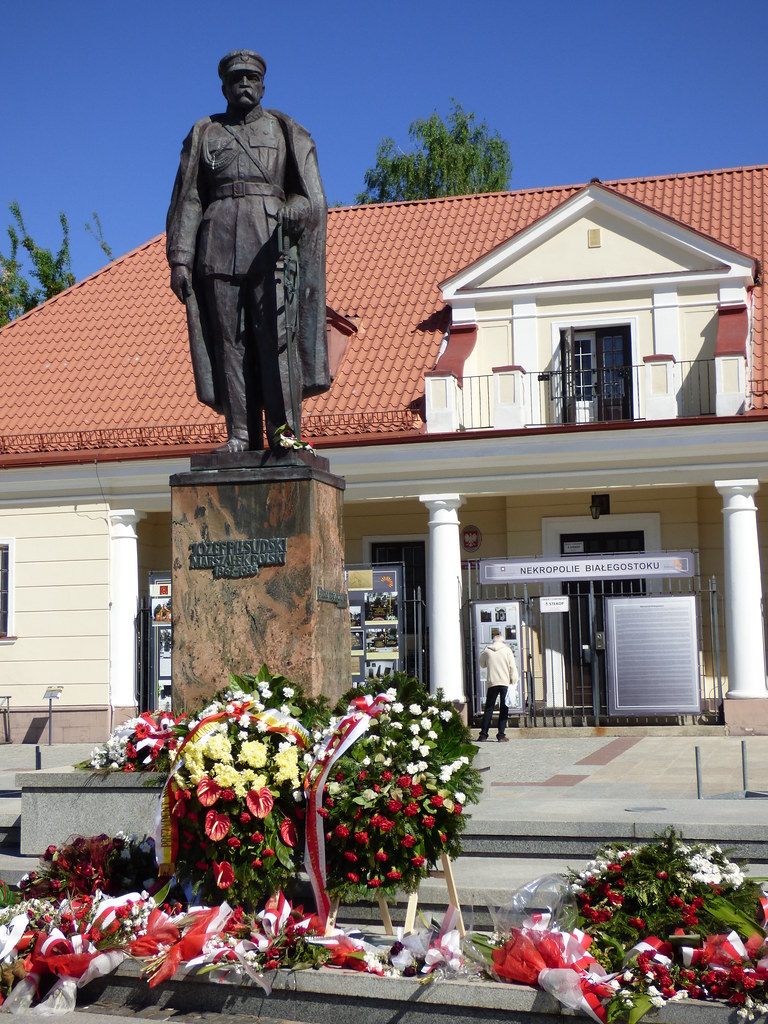 bialystok-statue-of-pilsudski-damian-entwistle-flickr