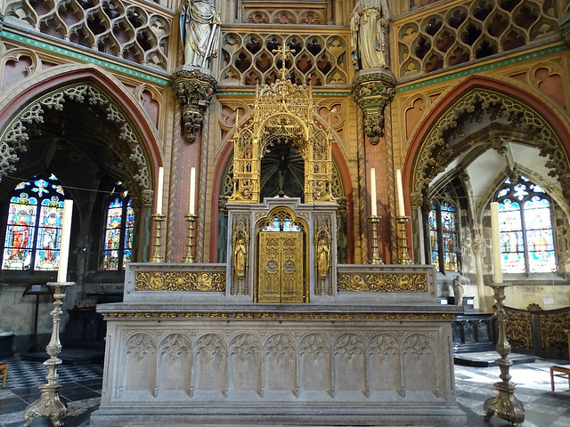 altar mayor interior Iglesia de Santiago o Saint Jacques Lieja Belgica