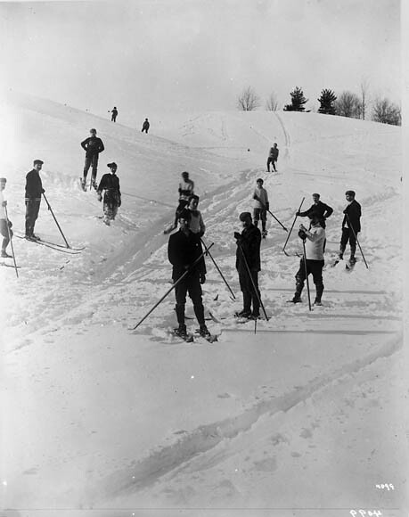 Skiing in the Gatineau Hills, Quebec / Des gens skiant dans les collines de la Gatineau (Québec)