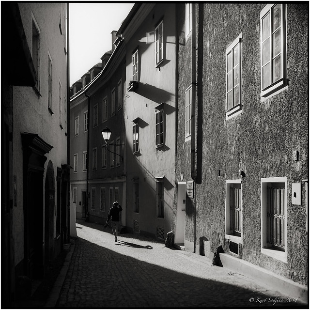Early morning light in the Steingasse_Rolleiflex 3.5B