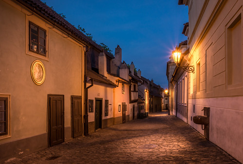 prag prague tschechien czechrepublic bluehour blauestunde streetlight strasenlampe orange aftersunset nachsonnenuntergang zlataulicka goldenesgässchen goldenlane