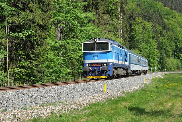 Brejlovec 750 717 se spěšným vlakem Sp 1710 Jeseník - Zábřeh mezi stanicemi Branná a Jindřichov na Moravě