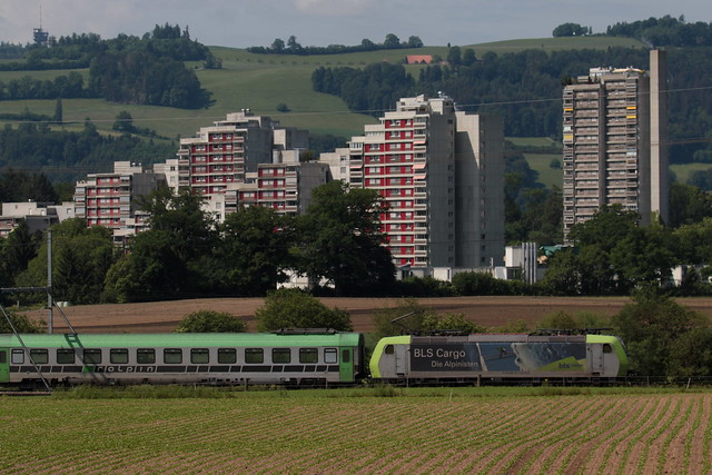 BLS Lötschbergbahn Cargo Lokomotive Baureihe Re 485 012 - 9 mit  ROLA SIM Güterzug 43608 N.ovara B.oschetto - F.reib.urg B.reisgau G.bf ( 464 m - 1`135 t ) bei Ostermundigen im Kanton Bern der Schweiz