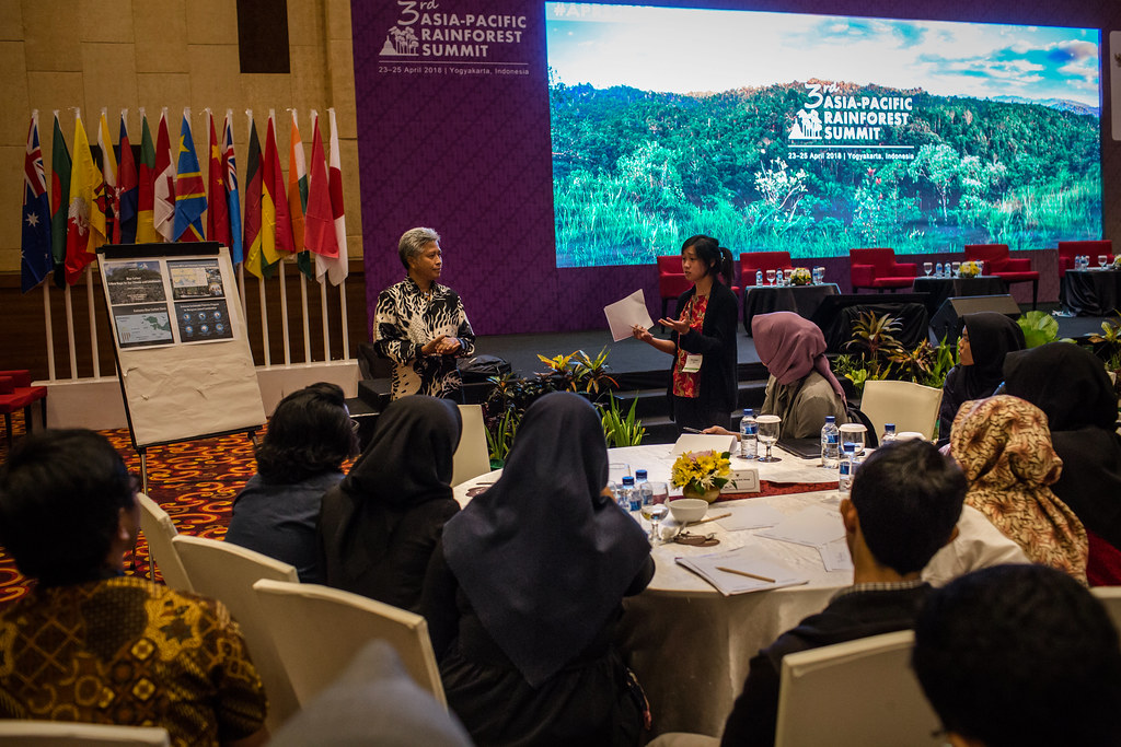 Speaker at Parallel Session 7 "Mangroves and Blue Carbon" of 3rd Asia-Pacific Rainforest Summit in Yogyakarta on April 24, 2018...