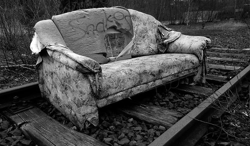 sofa couch eisenbahn rails schienen railway schwarzweiss einfarbig monochrome sw blackandwhite blackwhite bw buchholz buchholzidn verlassen abandoned lostplace urbex