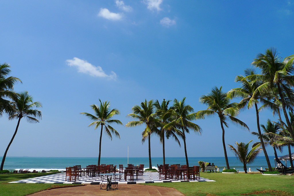 Seaside garden of Galle Face Hotel with a dining terrance in Colombo