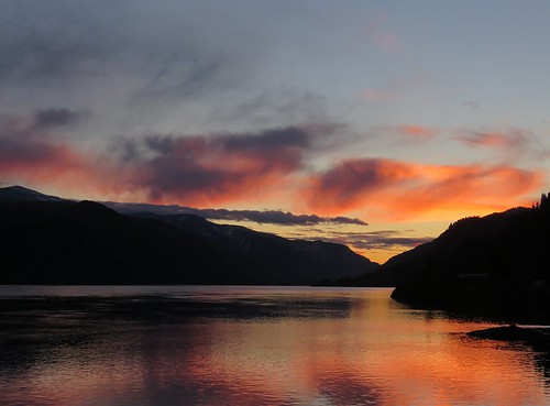 columbia river gorge sunset water oregon washington pacific north west northwest colorful clouds landscape scenery scenic area border reflect reflection orange blue sky mountains cascade ripple mirror nature beautiful silhouette peach pink purple usa canon sx60 light sx60hs