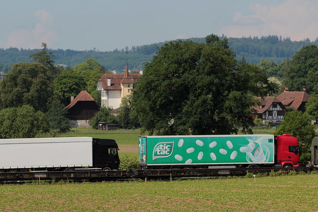 Lastwagen verladen auf dem ROLA SIM Güterzug 43608 N.ovara B.oschetto - F.reib.urg B.reisgau G.bf ( 464 m - 1`135 t ) bei Ostermundigen im Kanton Bern der Schweiz