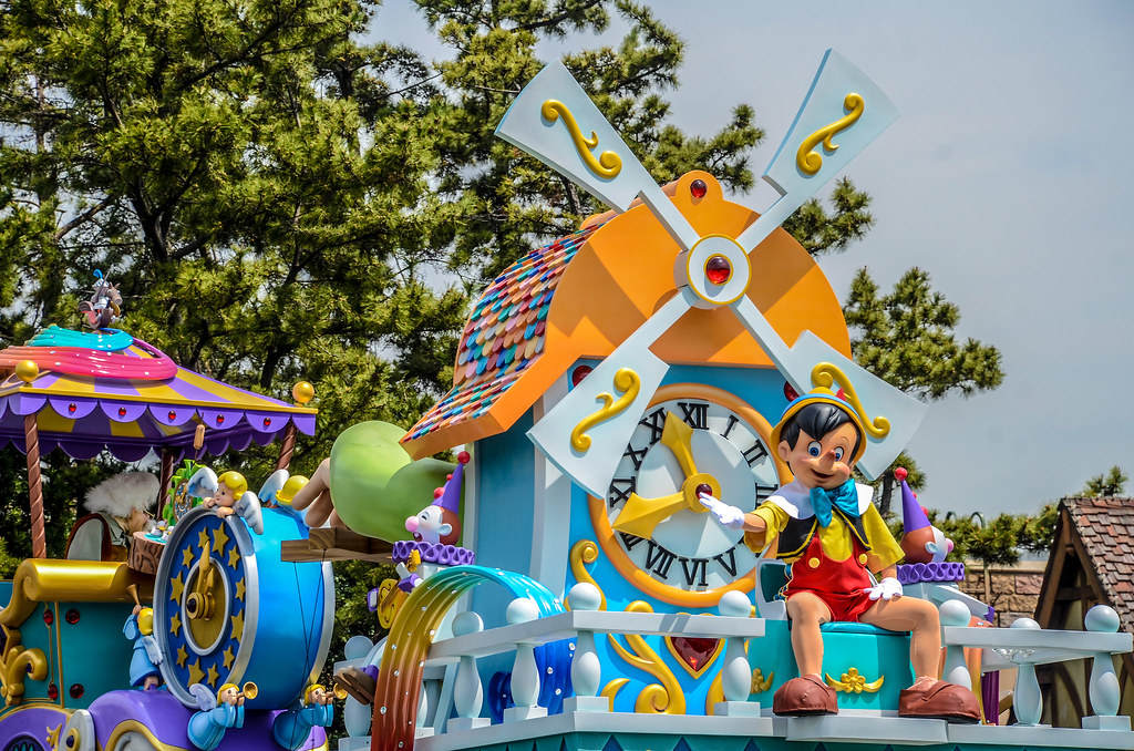 Pinocchio side eye Dreaming Up float TDL