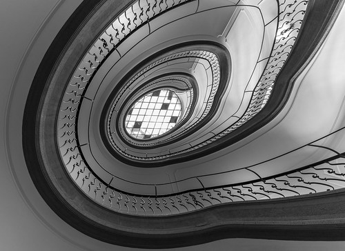 staircase stairs stair circular spiral treppenauge line lines curve curves treppenhaus treppe handlauf banister architecture architektur gebäude wuppertal interior sony alpha ilce7m3 a7m3 a7iii emount sel1224g carstenheyer