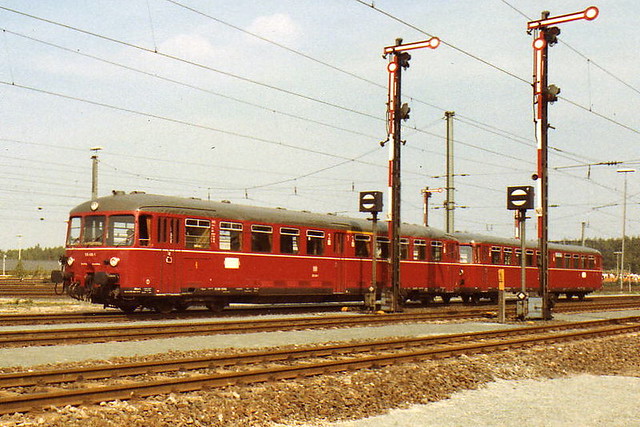 Akku-Triebwagen 515 + 815 bei der Fahrzeugparade “150 Jahre Deutsche Eisenbahnen” in Nürnberg