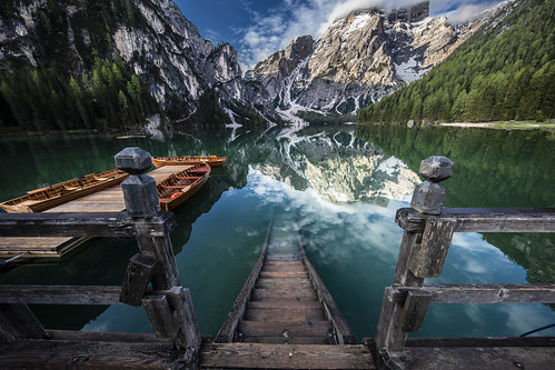 landscape simon mangold pragser wildsee lake braies lago di spring mirror mirroring boat wooden reflection italian italia italy sunrise sonnenaufgang 1124 2470 70200 trees forest sky cloud snow cold morning hill canon eos 5d mark iv south tyrol südtirol seekofel see mountain outdoor mountainside white green water tree wood mist