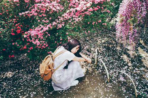 漫步紫藤下 | Ricoh GR1 28mm f2.8 , Fuji C200 film | Sai Mr. | Flickr
