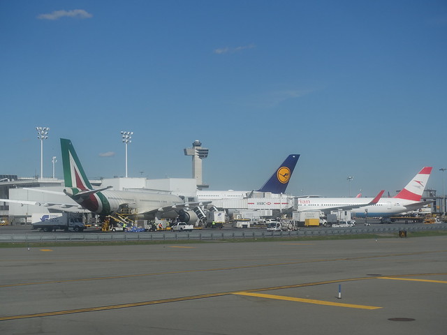 201804010 New York Queens JFK airport with Alitalia, Austrian Airlines and Lufthansa airplanes