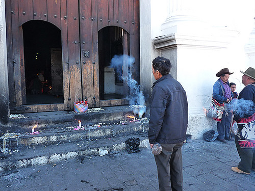 Chichicastenango: Barevný mayský trh kolem rituálního kostela Santo Tomás