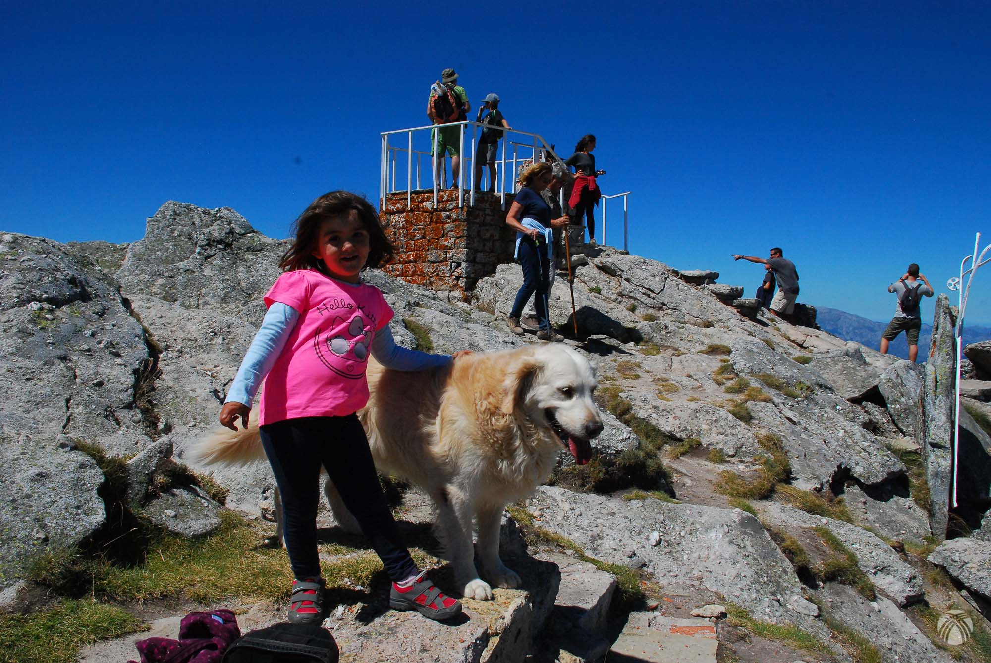 Cumbre del Pico Tres Mares con Lola y Moss