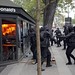 Activistas lanzan gasolina a un restaurante McDonald&#039;s durante la manifestación del Primero de Mayo en el centro de París, Francia. FRANCOIS MORI AP