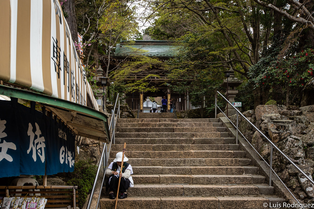 Peregrina descansando en la puerta del templo Okubo (nº 88)