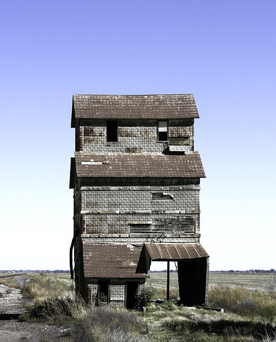 sky rust weathered abandoned horizon field neglect oxidation shadows decay peelingsiding barewood openwindows