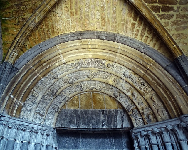 arquivoltas de portada románica interior iglesia de Colegiata Notre Dame de Dinant Belgica