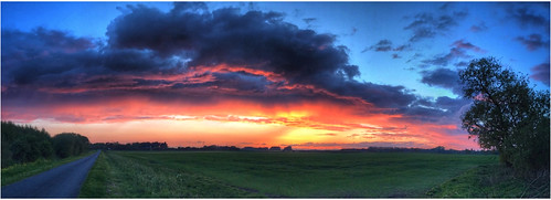 sunset sunlight sunlit clouds cloudscape cloud sky horizon fields lane road panoramic weather weatherwatch nature naturephotography scunthorpe northlincs northlincolnshire lincolnshire nlincs